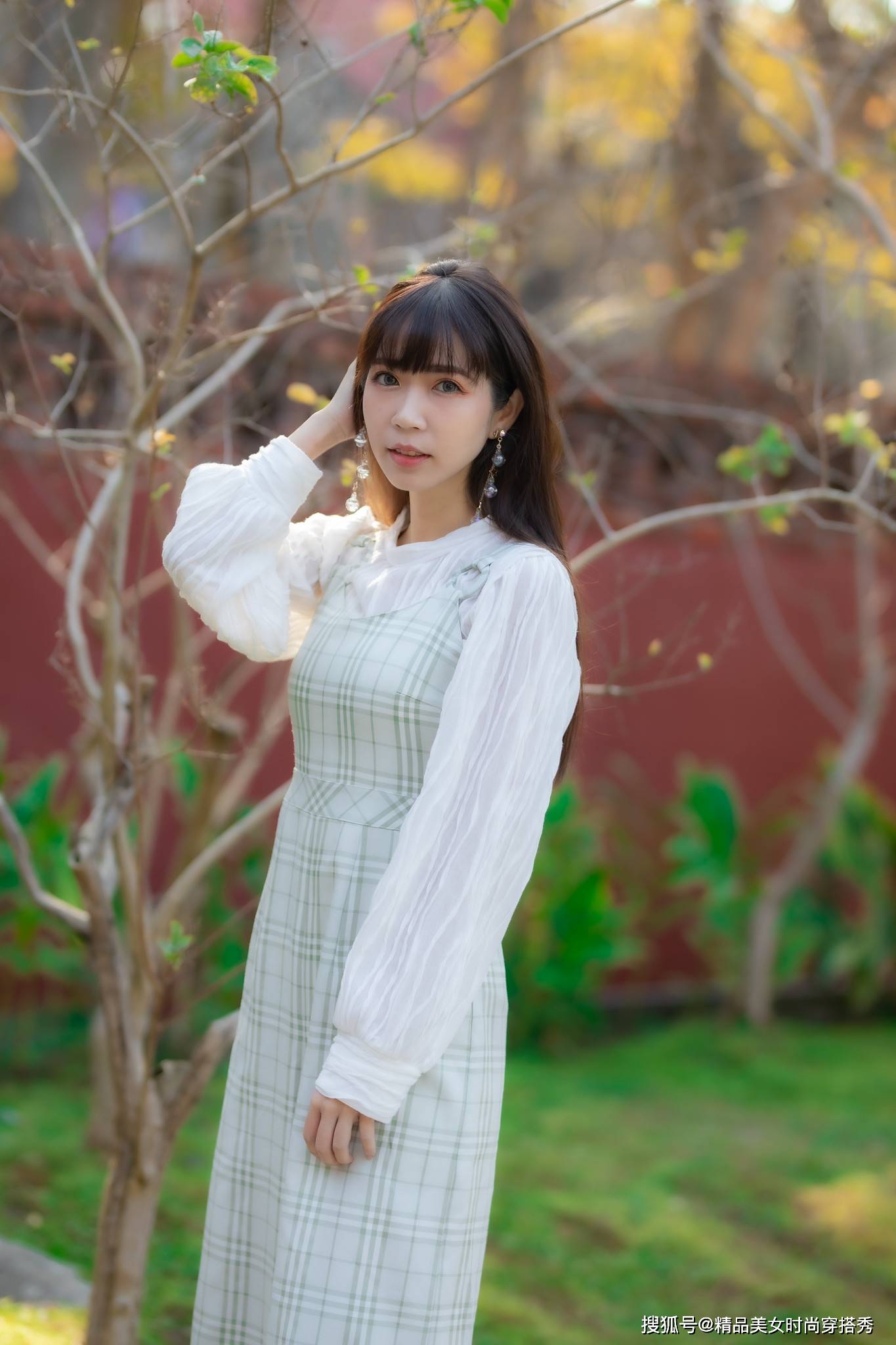 吊带|小姐姐身穿格子连体裤，干练优雅气质，妥妥的精致女神