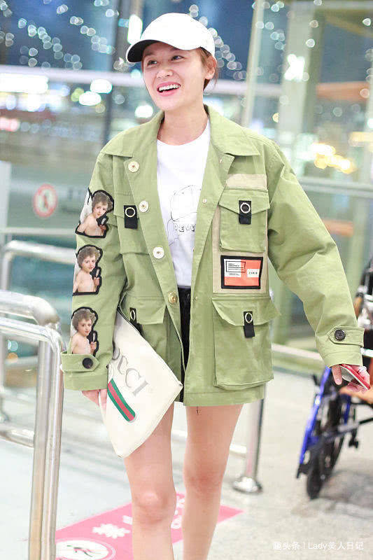 显得|叶一茜机场大胆修素颜照！少女搭配无惧年龄，34岁也清纯阳光