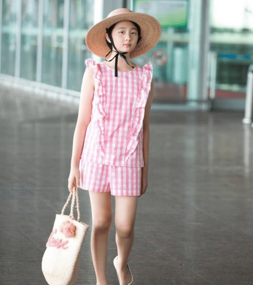 草帽|黄磊的女儿多多成大姑娘，草帽配粉格纹，清新田园风很时髦
