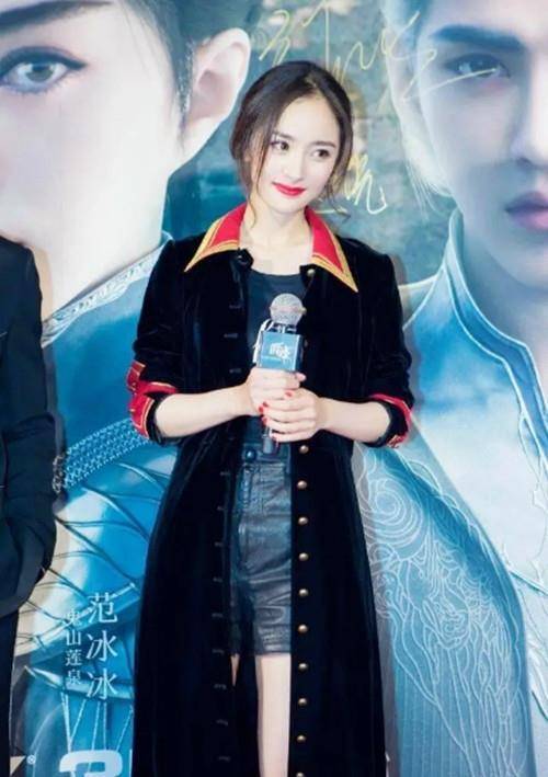 轮廓|李菲儿穿丝绒外套优雅迷人 V领风格秀美肩 减龄刘海是亮点