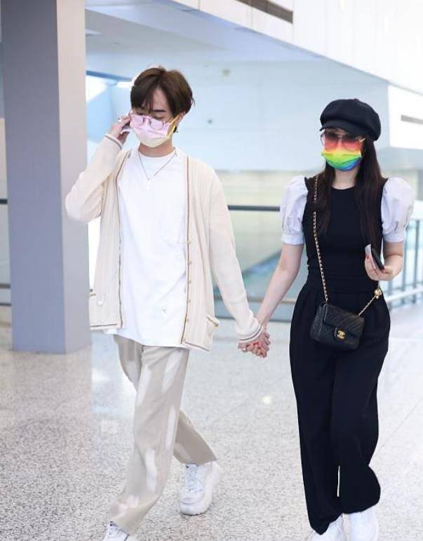设计|伊能静儿子首次走机场，牵着妈妈贴心呵护似小男友，终于变爷们