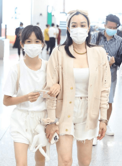 个性|钟丽缇母女三人走机场，穿同色短裤齐秀美腿，女儿也开始发育变美