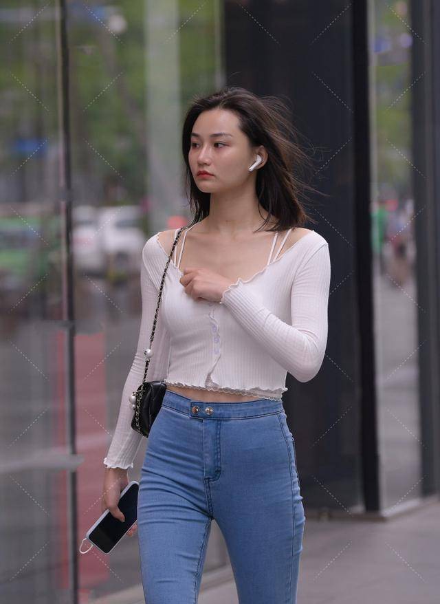 卫衣|奔三的女人别再穿裙了，搭配打底裤修身得体，中年女士也安稳了！