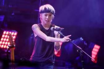 结果|窦靖童罕见尝试长发造型，以为要走淑女风，结果比短发还“叛逆”