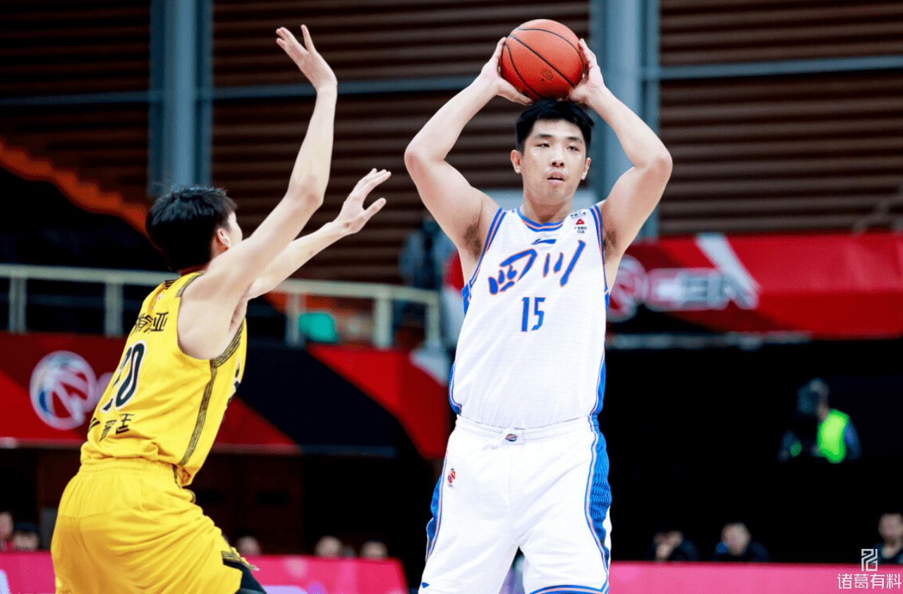 现年29岁的李原宇,身高2米06,体重127kg,19-20赛季,他因为和黄荣奇的