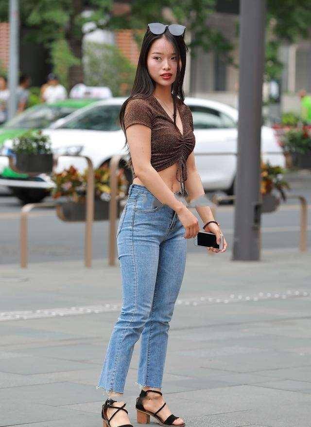 郭碧婷|白色时尚运动鞋搭配白色休闲打底裤,修饰腿型,增加女性的美感