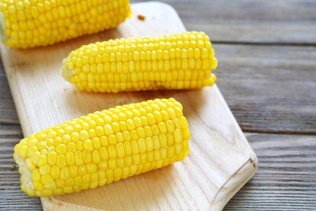 方法|煮玉米只加清水是错的，难怪不好吃，多加2样东西，更香甜更软糯