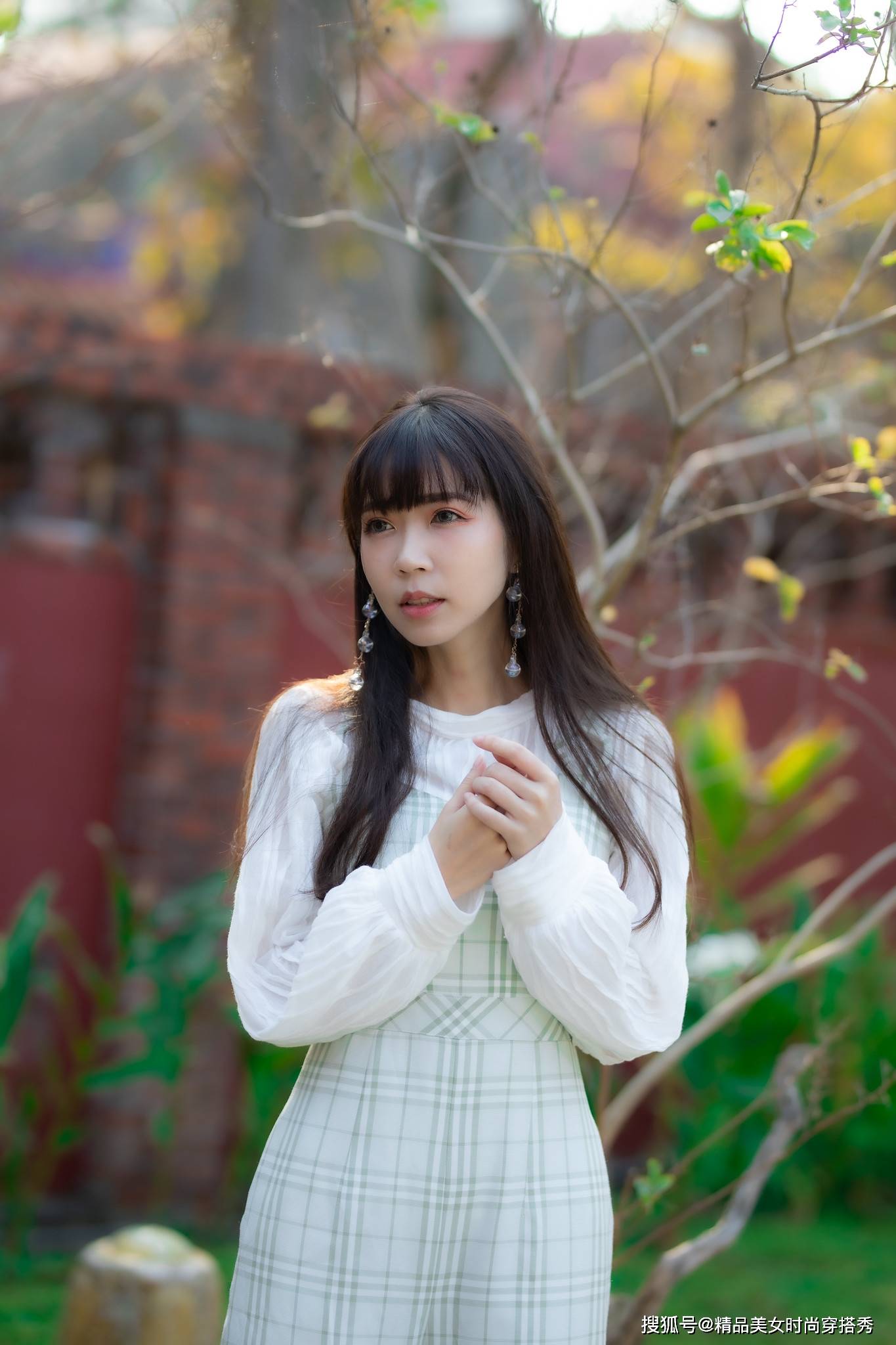 吊带|小姐姐身穿格子连体裤，干练优雅气质，妥妥的精致女神