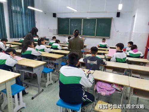 家长|解决“接送难”问题，中小学放学再延两小时，可新的问题又出现了