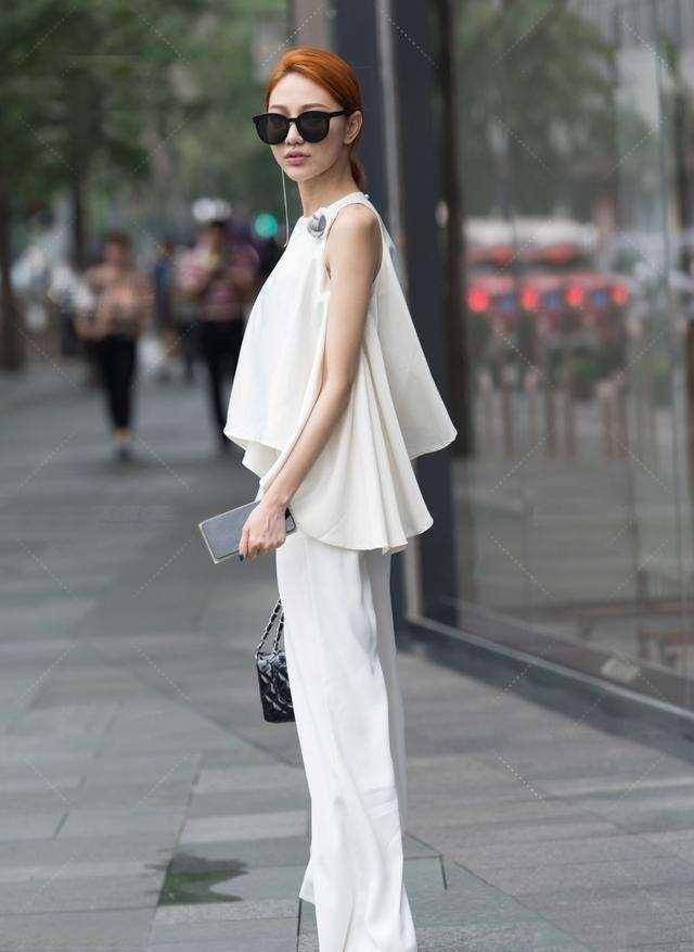 郭碧婷|白色时尚运动鞋搭配白色休闲打底裤,修饰腿型,增加女性的美感