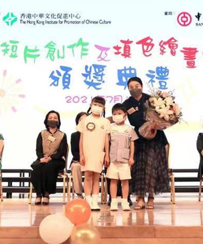 状态|陈若琳捧奶茶和郭晶晶合影，美颜后脸是不真实，但气质个个高贵！