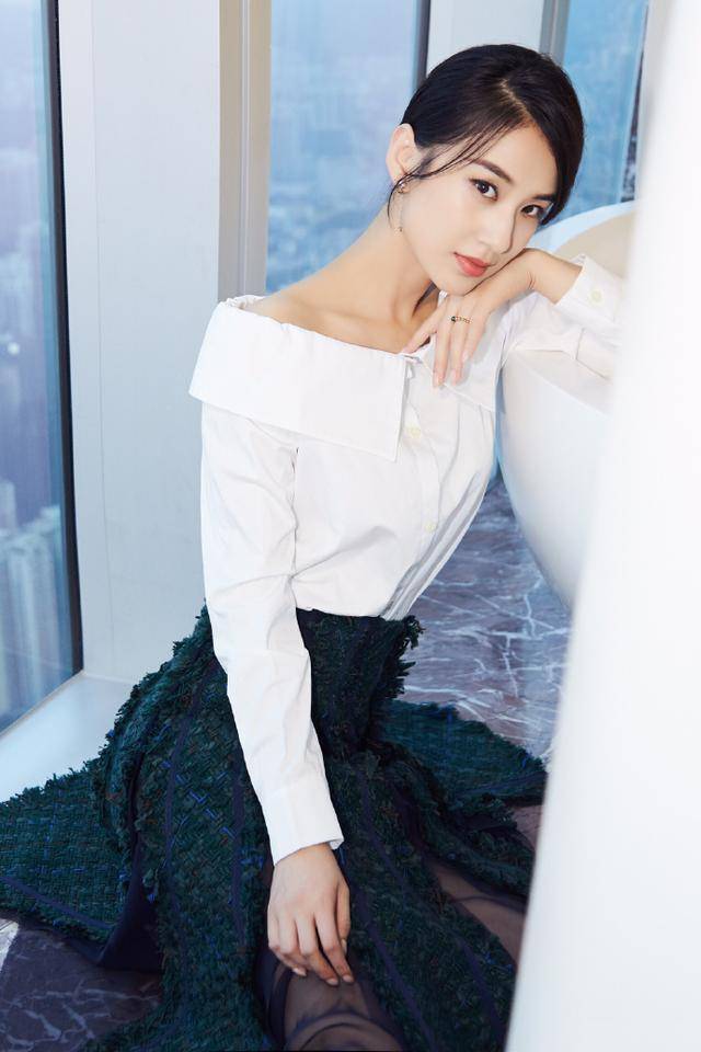 塑造出|黄圣依真不愧是豪门阔太，穿白衬衫嫩如当年，美出新境界
