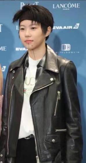 结果|窦靖童罕见尝试长发造型，以为要走淑女风，结果比短发还“叛逆”