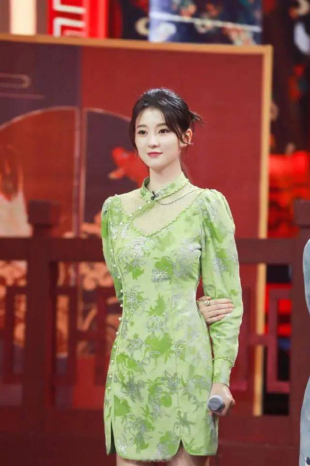 颖儿瘦身十年终翻红穿短旗袍蛮腰抢镜瘦得她真不像生过娃
