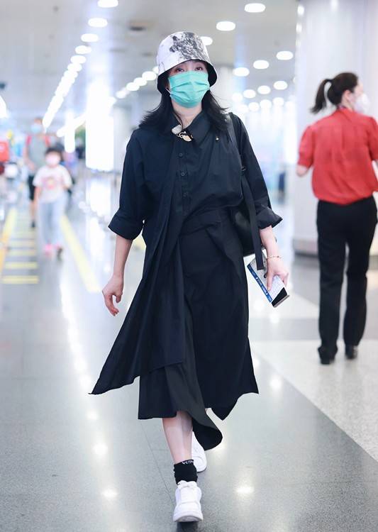 西裤|陶虹真有品味！用裙子搭配阔腿裤，不仅不显邋遢，反倒穿出洒脱美