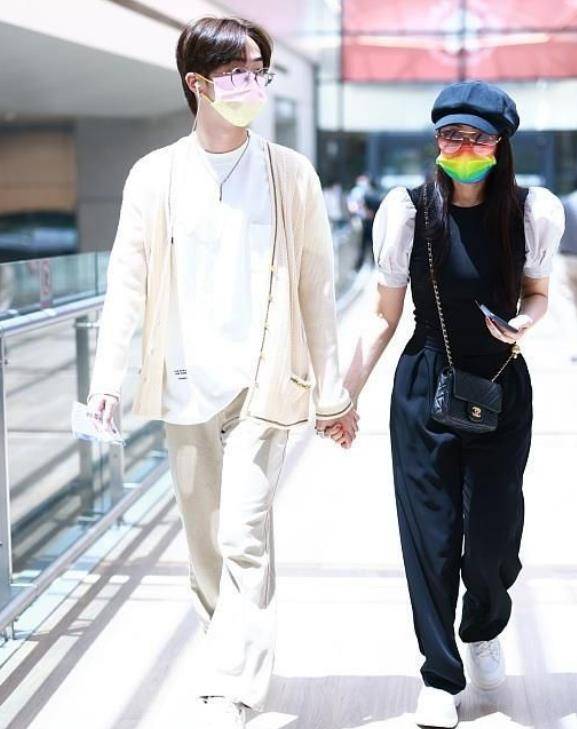 设计|伊能静儿子首次走机场，牵着妈妈贴心呵护似小男友，终于变爷们