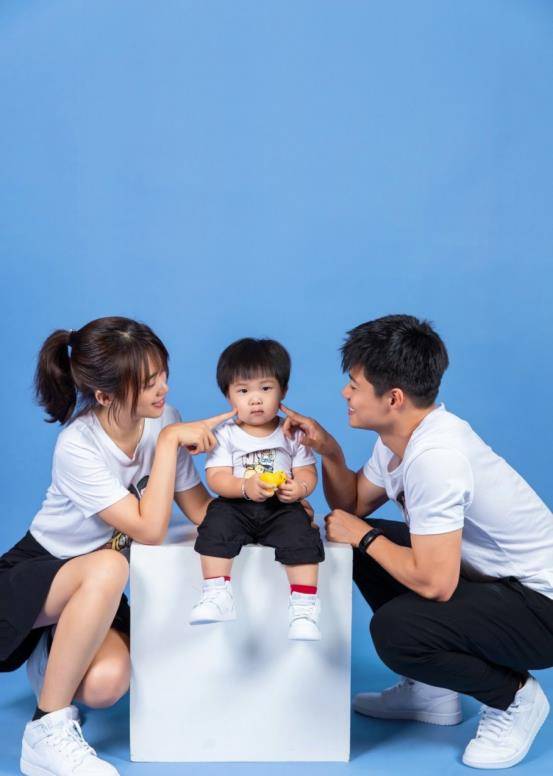 生活|亚洲人的骄傲苏炳添，是个温柔暖男，一家三口亲子装好温馨