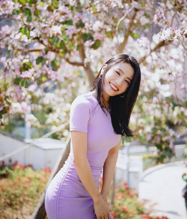 身材|“瑜伽女神”林芊舒晒美照 红色礼服秀香肩 当妈后身材“逆龄”生长