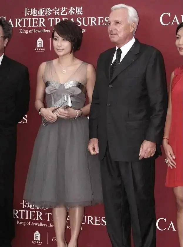 披肩|郭晶晶造型大变样 穿薄纱连衣裙走“公主风”“风吹式”刘海挺潮