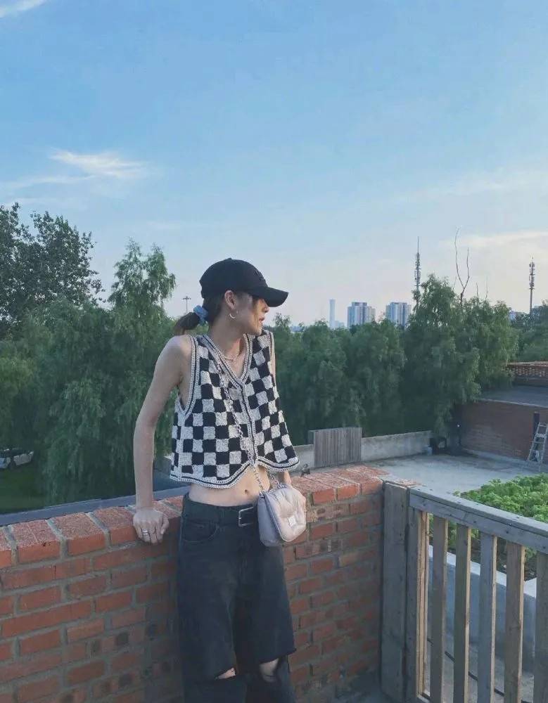 张雨绮|张雨绮的时尚真难懂！大热天穿针织马甲配短裙，到底是冷还是热？