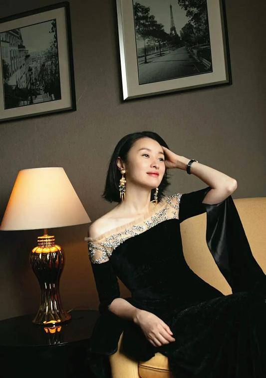 身材|吴越拍写真 穿丝绒的礼服裙秀身材 直角肩抢镜 45岁仍单身