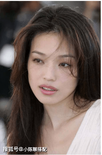 发型|方脸、高发际线适合什么发型？别再弄齐刘海了，教你几招甩掉土气