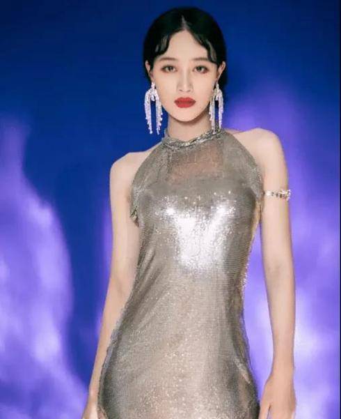 吊带|韩国顶级CP孙艺珍和玄彬同框 穿“液体裙”甜美亮相 童话爱情