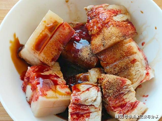 美食|五花肉别再做红烧了,教你个新吃法,五花肉肥而不腻,入口即化