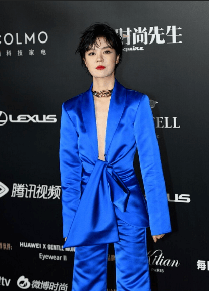 材质|郁可唯真敢穿，甜美挑战亮眼西装，脖子上的“锁链”真有个性