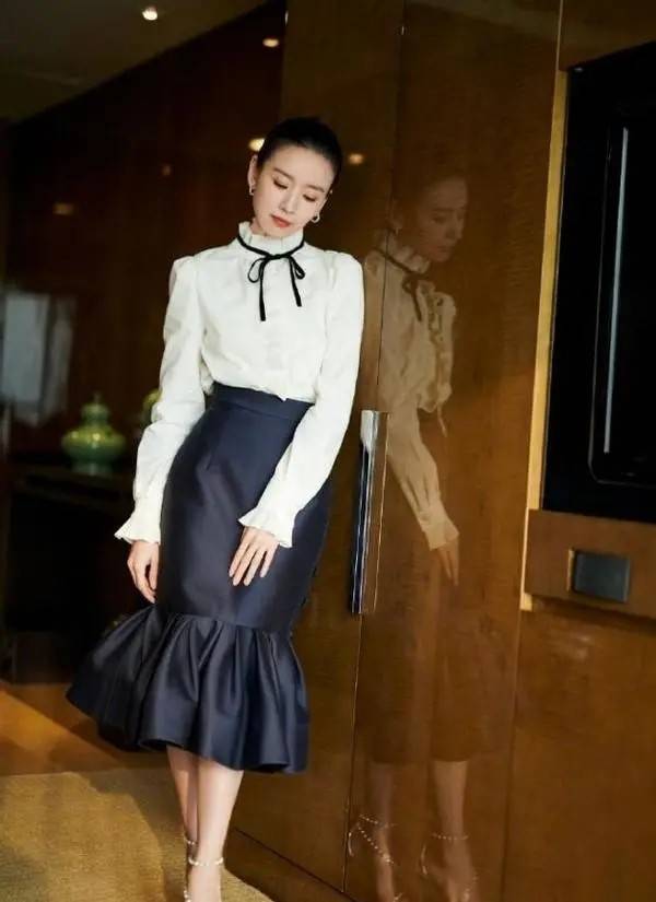 少女|董洁扮嫩技巧太自然，用简单白衬衫配牛仔裤，优雅中不乏少女感