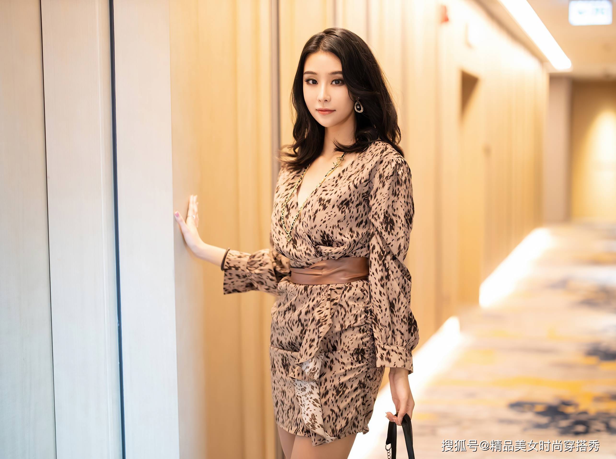 设计|小姐姐身穿豹纹图案的连衣裙，搭配一双高跟鞋知性又不失优雅