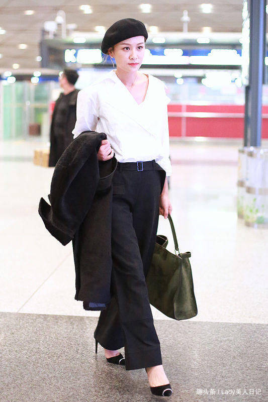 显得|叶一茜机场大胆修素颜照！少女搭配无惧年龄，34岁也清纯阳光