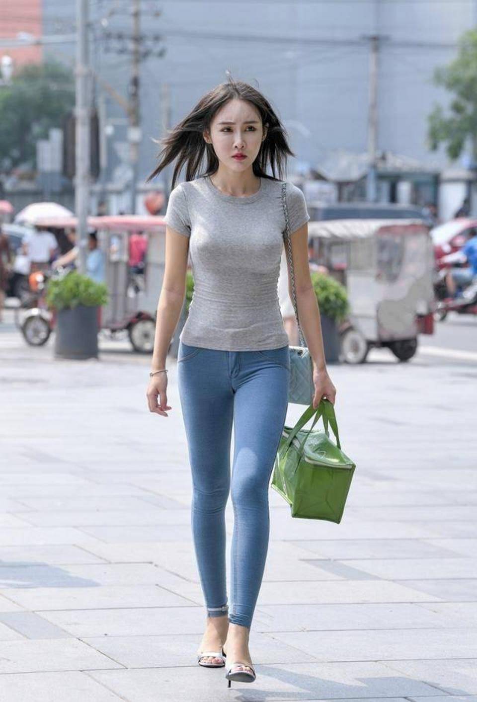 风景线|路人街拍,美女穿蓝色修身牛仔裤,真是一道美丽的风景线