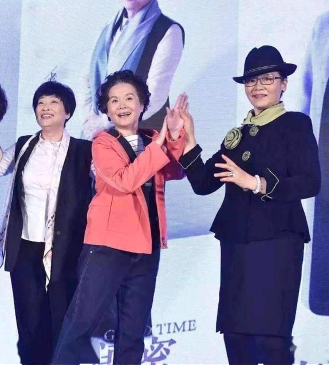 线条美|潘虹的半裙穿搭真有气质，五六十岁妈妈学她这样穿，优雅地老去