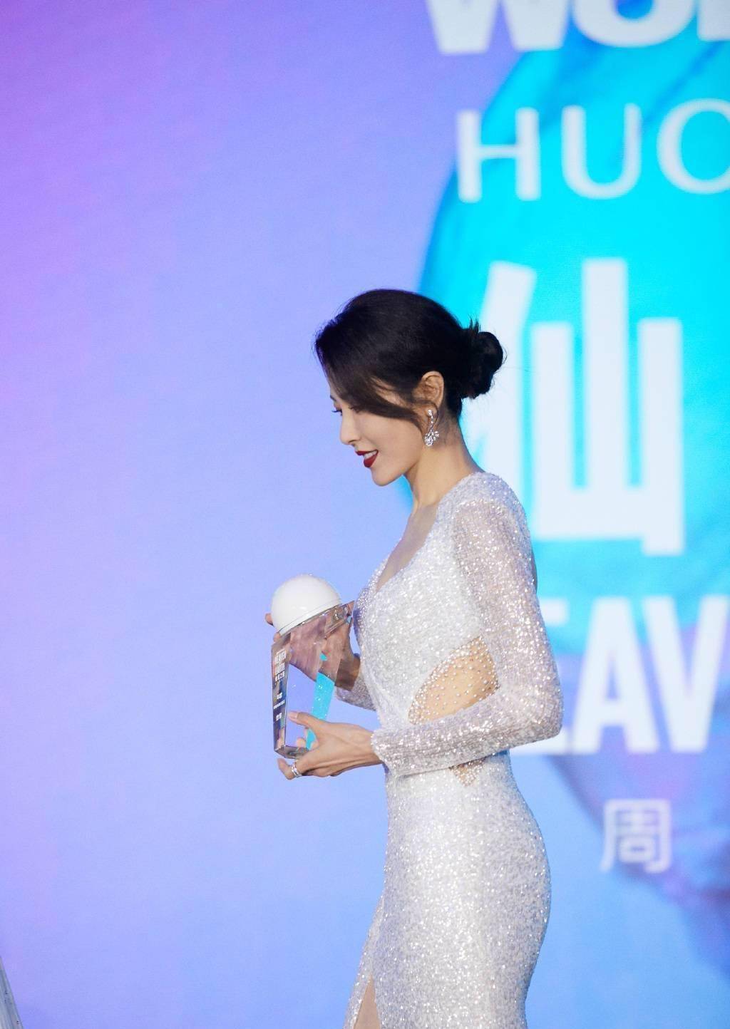 凹凸|曾黎年龄越大越有女人味，穿紧身裙大秀凹凸比例，侧面看更有韵味