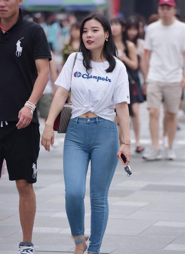 显得|穿上时尚美女最爱的打底裤装扮，显得青春又减龄，修身显瘦