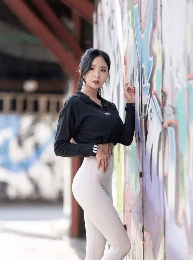 设计|邻家娇柔女，青春自飞扬，纯白修身裤配个性小衣的温婉俊俏之美