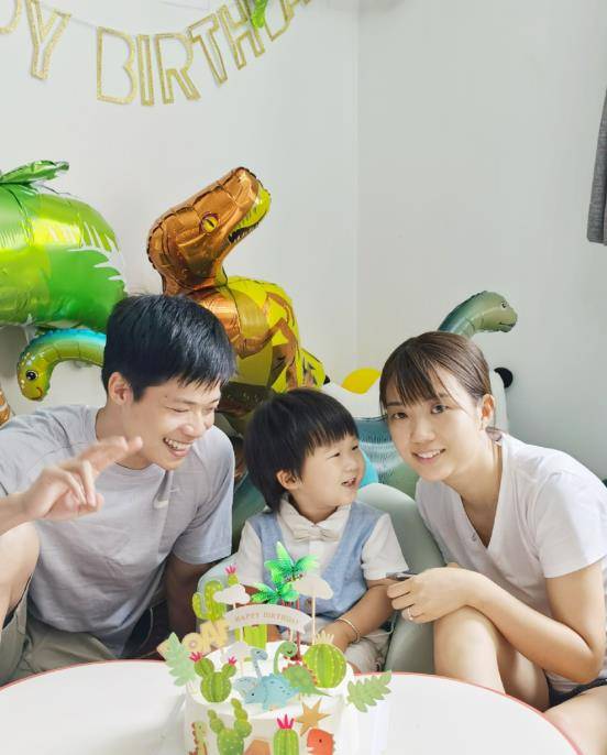 生活|亚洲人的骄傲苏炳添，是个温柔暖男，一家三口亲子装好温馨