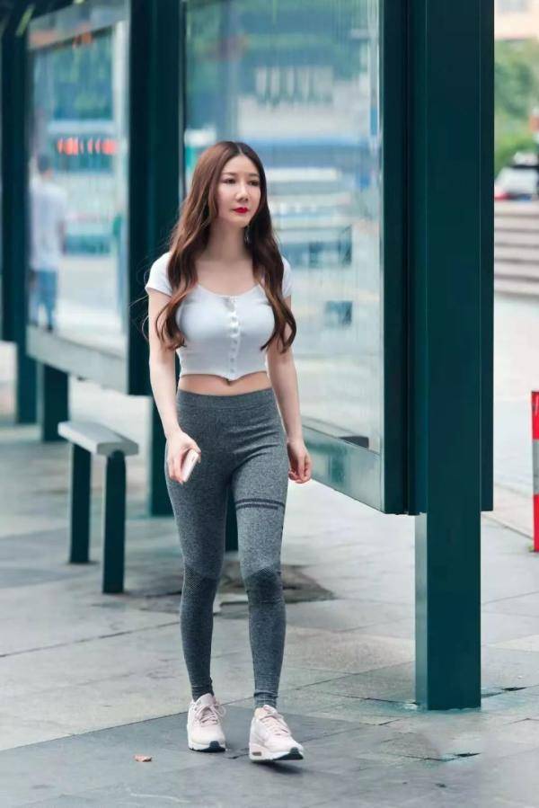 魅力|街拍美女连衣裙潮流穿搭大秀身材！