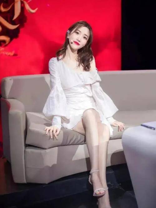 身材|主持界第一腿精张纯烨 搭配薄纱彩裙亮相“苹果肌”才是亮点