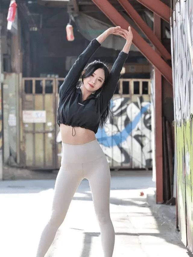 设计|邻家娇柔女，青春自飞扬，纯白修身裤配个性小衣的温婉俊俏之美