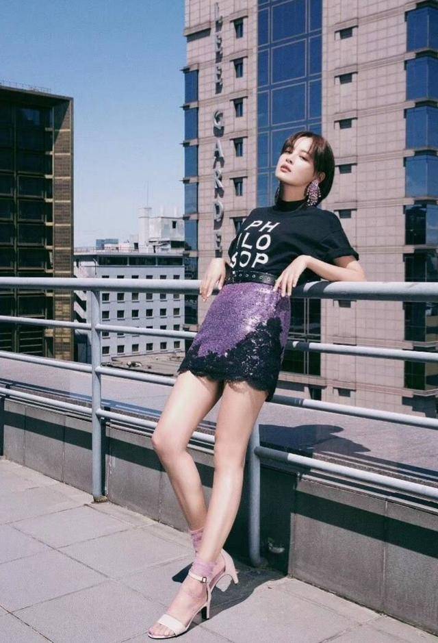 黑色|辛芷蕾不一般，穿薄纱裙难掩凹凸感，上身仅靠巴掌大的布料遮