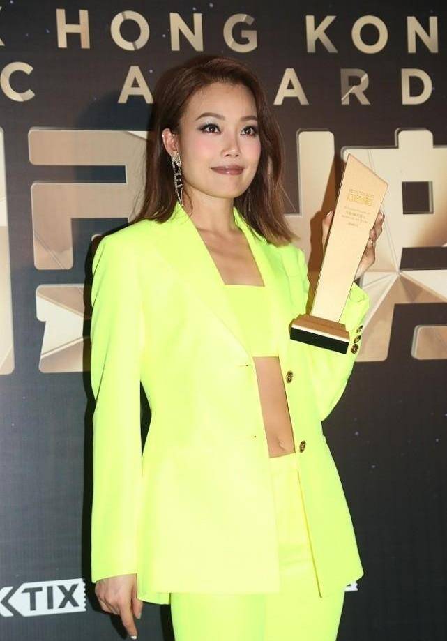 整体|皮肤不白的女人也能穿荧光色，容祖儿这造型，感觉就挺晃眼睛的