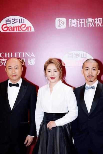设计|马丽产后身材太真实，圆润曲线真富态，衬衫半裙穿出精致女人味