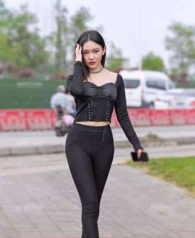 吊带|时髦美丽的打底裤穿搭尽显青春姿态，衬托修长的美腿，减龄美丽