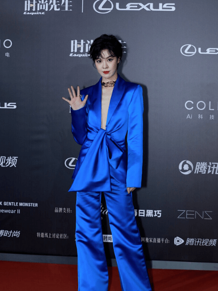 材质|郁可唯真敢穿，甜美挑战亮眼西装，脖子上的“锁链”真有个性