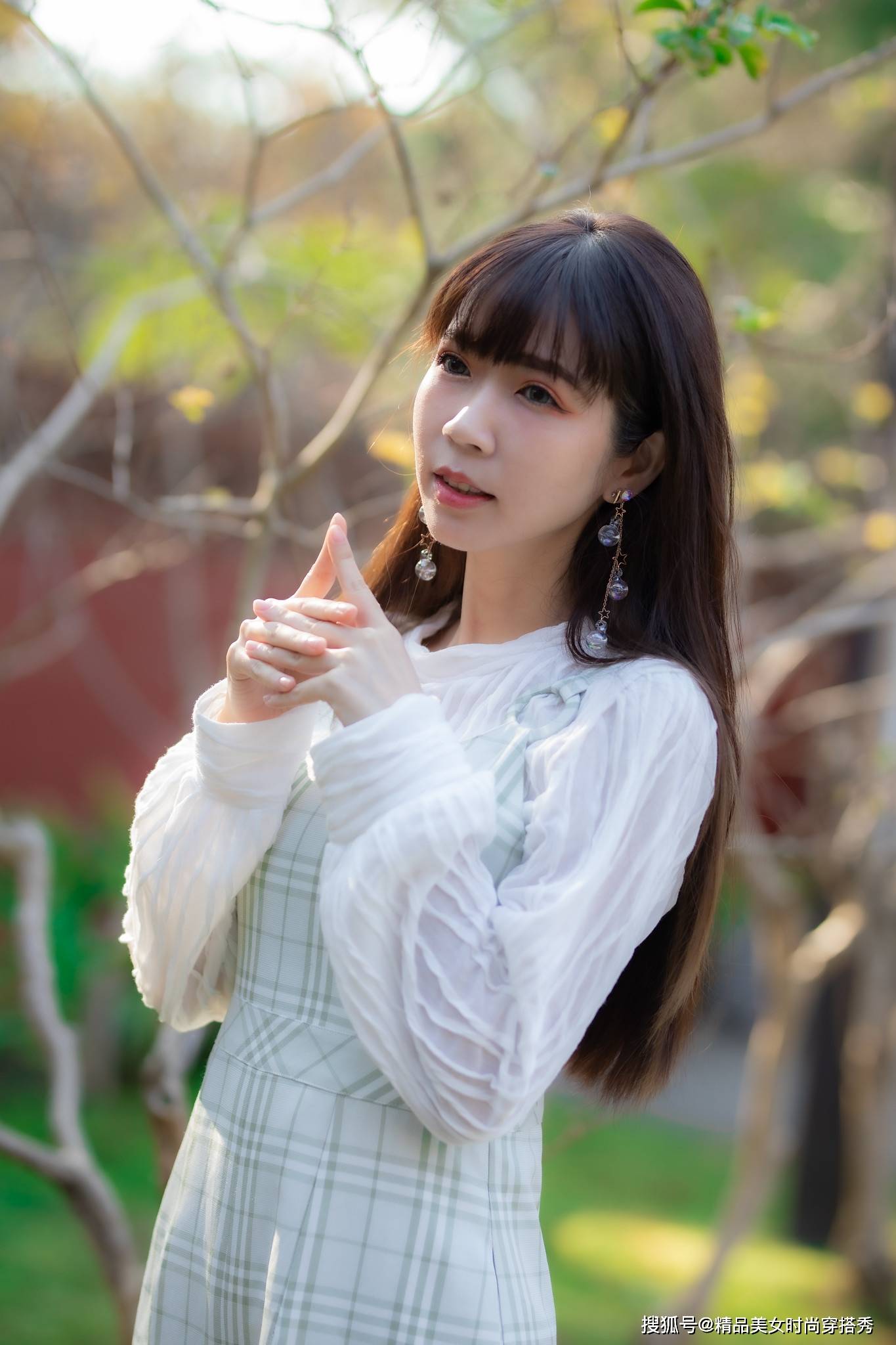 吊带|小姐姐身穿格子连体裤，干练优雅气质，妥妥的精致女神