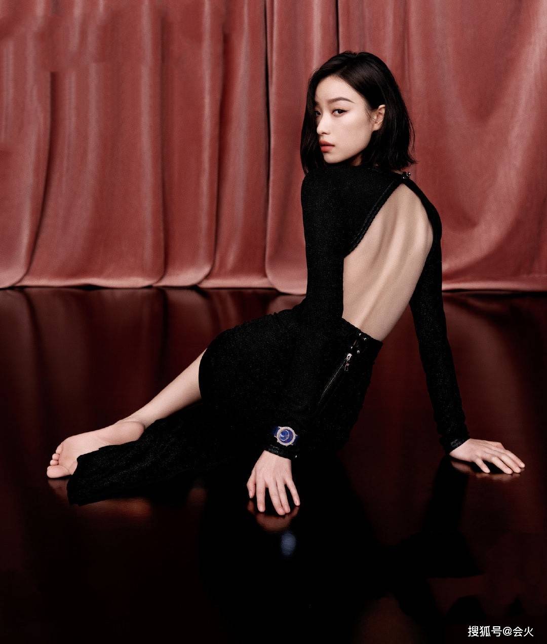 剧场|倪妮薄纱写真曝光，穿紧身裙秀蝴蝶骨美背，光脚坐地眼神迷离