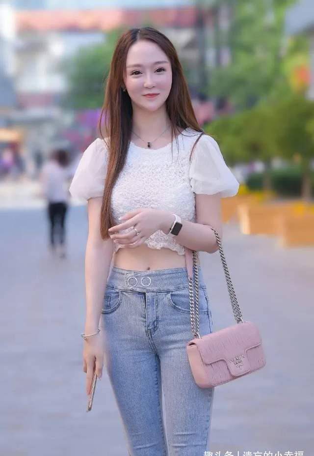 设计|白色充满少女感的短袖上衣，搭配修身长牛仔裤，穿出魅力十足的美