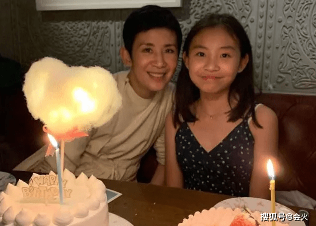 吊带|吴君如15岁女儿近照曝光！穿吊带皮裤身材丰腴，眼睛嘴巴超像爸